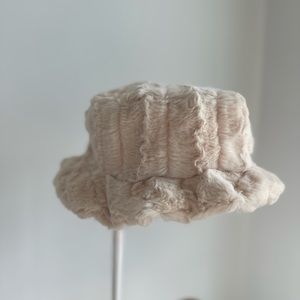 AMERICAN WIDGEON faux fur cream hat size XS - rn99310 - NEW EUC